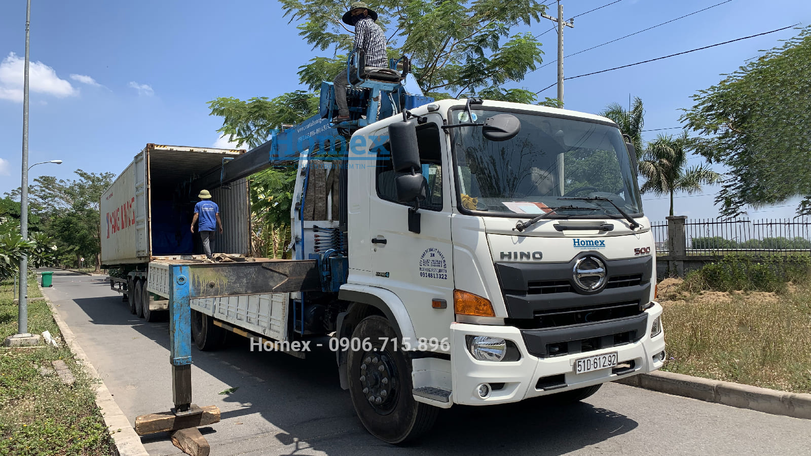 Hinh-anh-xe-cau-ho-tro-boc-xep-hang-tai-TpHCM.jpg