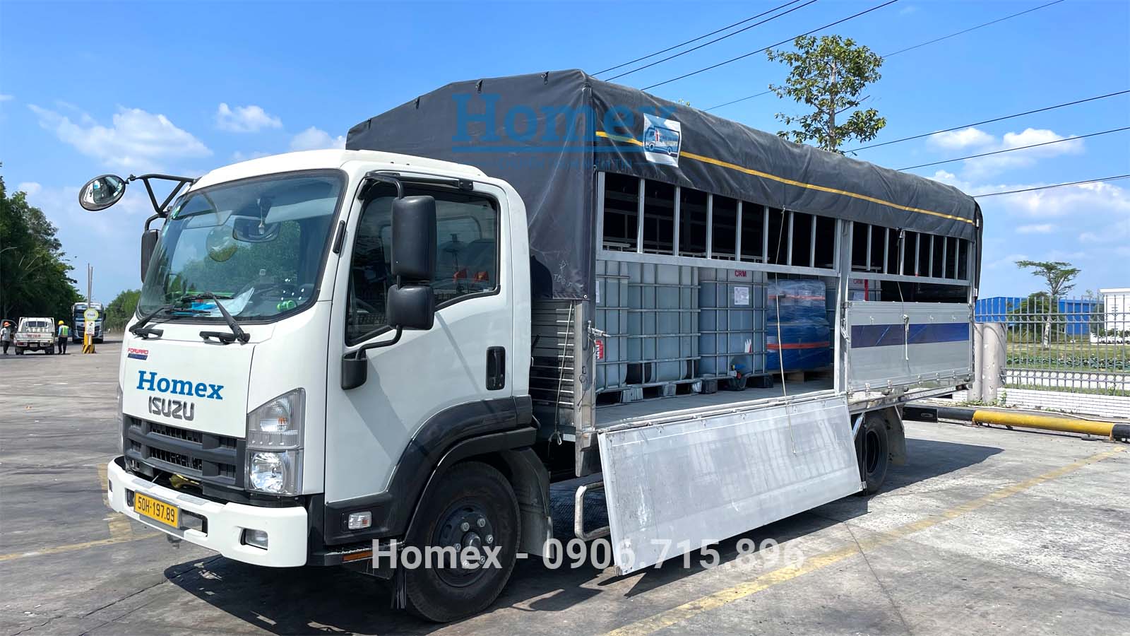 Xe-tai-cho-hang-tank-hoa-chat-tai-Thanh-Mien.jpg