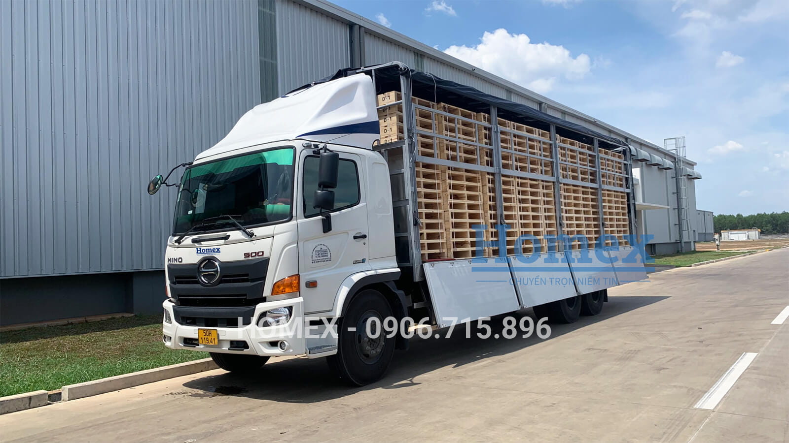 Hinh-anh-xe-tai-15-tan-cho-hang-go-pallet-tai-Phuoc-Long.jpg
