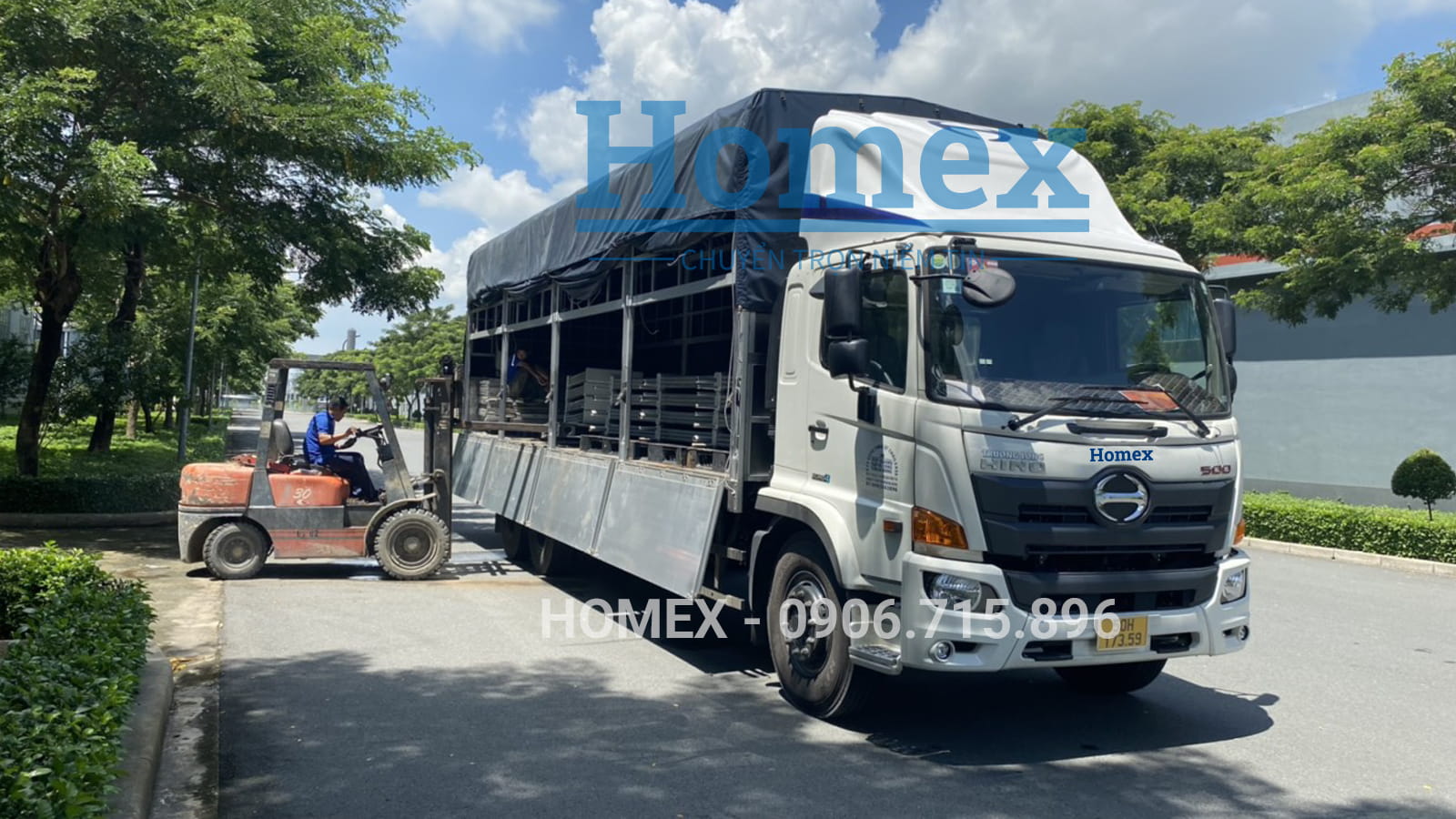 Hinh-anh-xe-tai-cho-hang-thiet-bi-tai-KCN.jpg