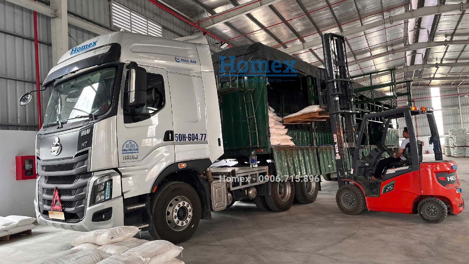 Xe-container-cho-hang-tai-KCN-Binh-Phuoc.jpg