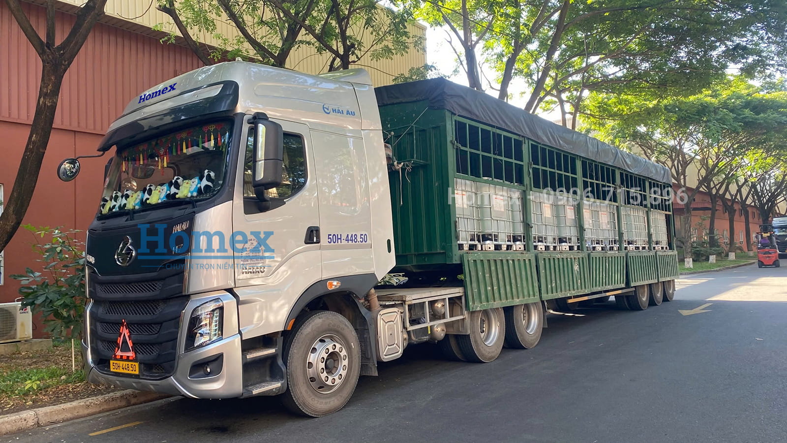 Xe-container-cho-hang-tank-hoa-chat-tai-Phu-Rieng.jpg