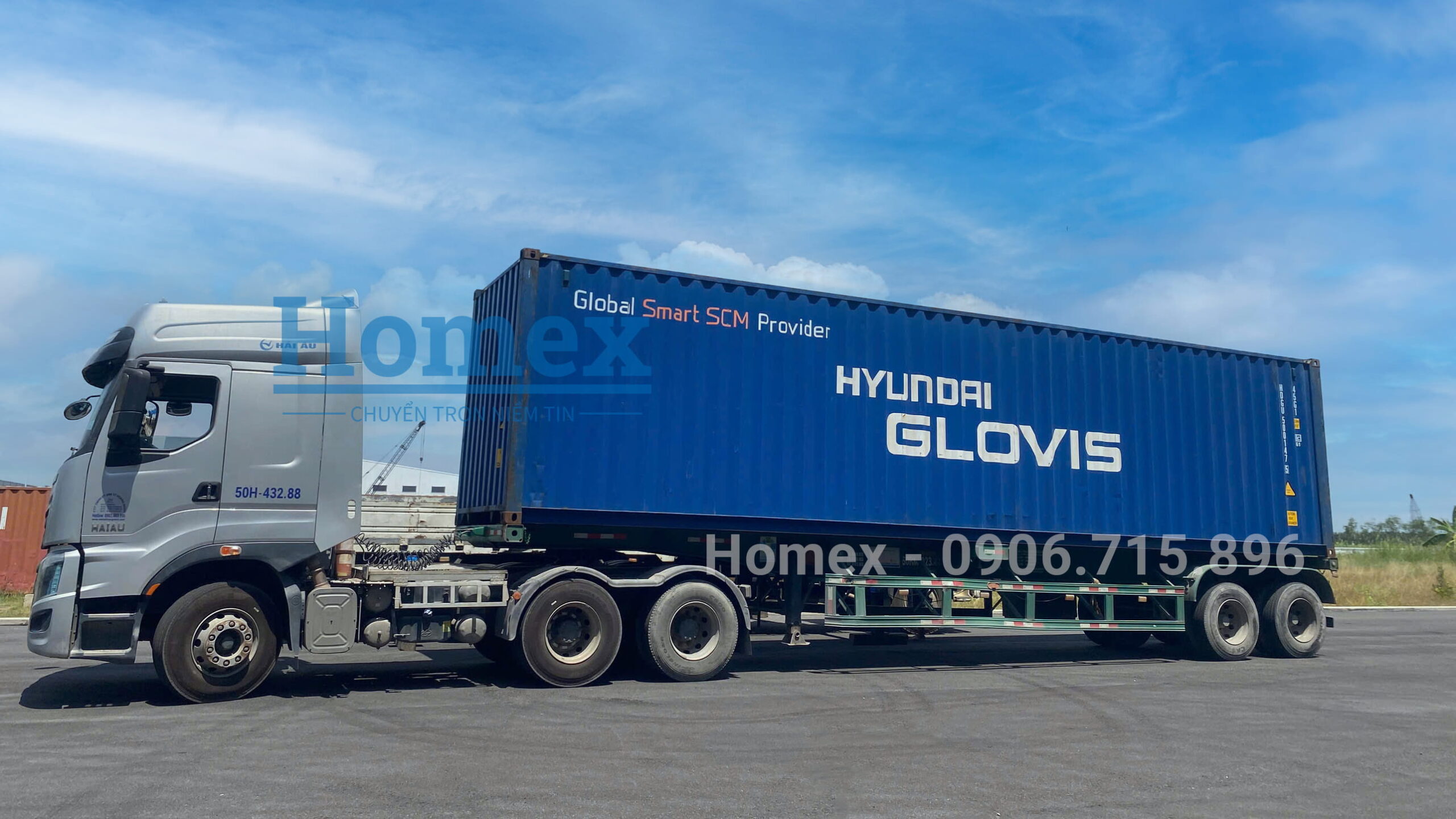Xe-container-van-chuyen-hang-tai-nha-may-KCN-scaled.jpg