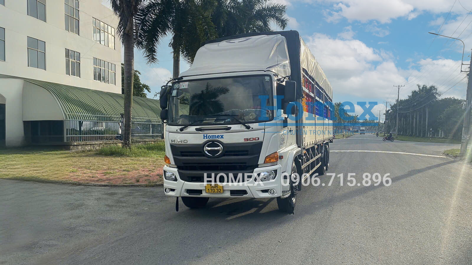 Xe-tai-15-tan-van-chuyen-hang-thung-nhua-tai-Loc-Ninh.jpg