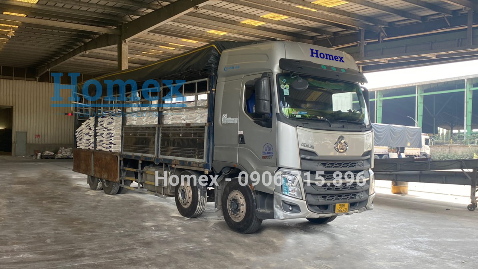 Xe-tai-18-tan-cho-hang-tai-nha-may-Tan-An.jpg