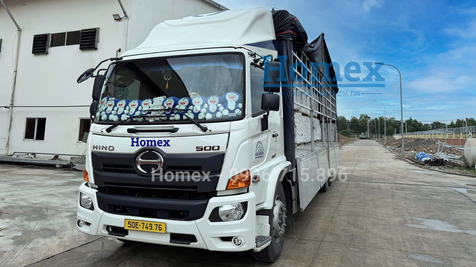 Xe-tai-cho-hang-bot-dong-kien-pallet-tai-Vinh-Hung-1.jpg