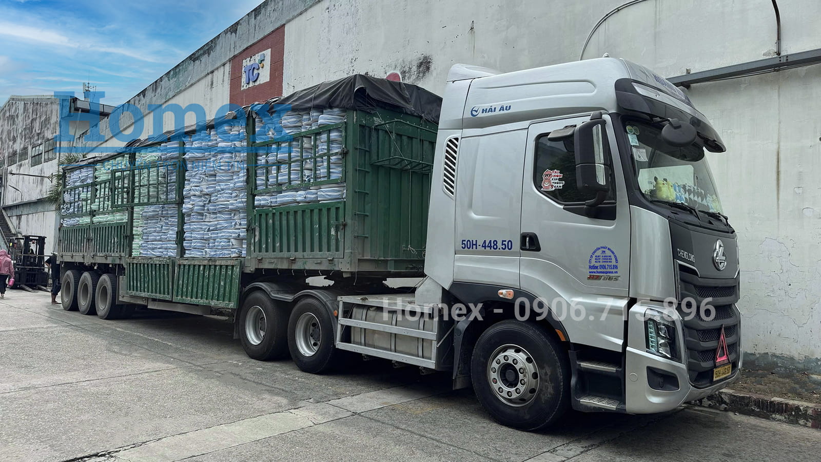 Xe-container-cho-hang-tai-nha-may-khu-vuc-Binh-Phuoc.jpg